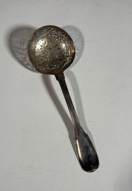 Paris 1764,
Silberner Streulöffel mit Rillen, 82 g