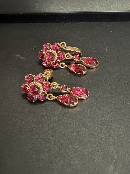 Ein Paar Ohrhänger aus 750er Gelbgold mit Blumenmo