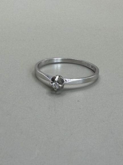 Anello in oro bianco 750 con un diamante solitario