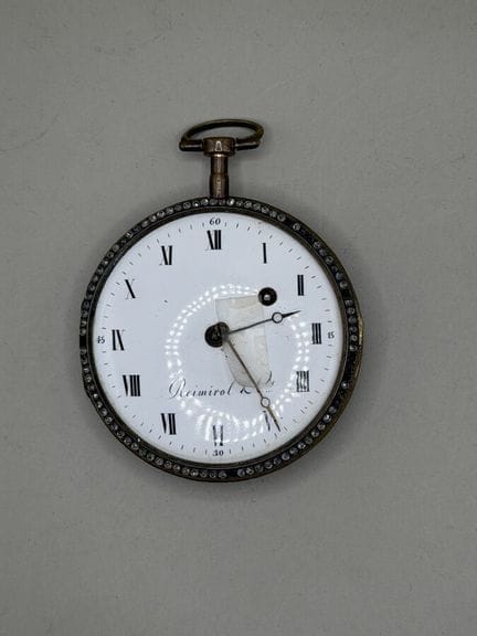 Taschenuhr aus Messing, Rückseite mit einer emaill