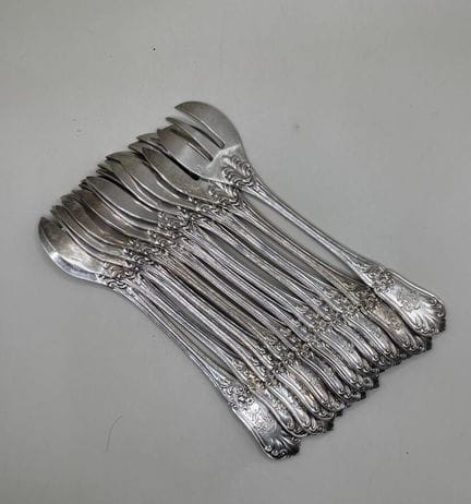 Zwölf Austerngabeln aus 950er Minerve-Silber, verz