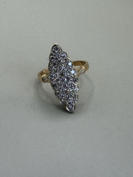 Anello con pietra a forma di marquise in oro giall