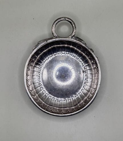 Paris 1740
Silberner Tastevin, verziert mit strahl
