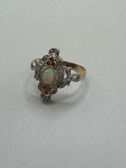 Ring aus 750er Gelbgold, besetzt mit einem Opal, u
