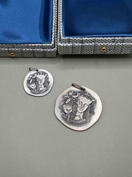 Zecca di Parigi, due medaglie d’argento raffiguran