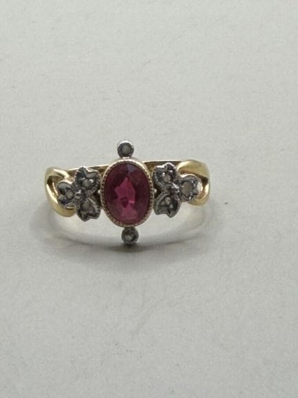 Ring aus 750er Gelbgold, in der Mitte mit einem do