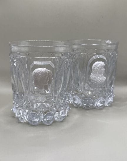 Zwei Becher aus Kristallkeramik, auf denen vermutl