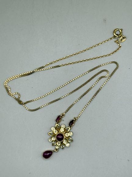 Goldkette mit einem Motiv, besetzt mit Rubin-Caboc