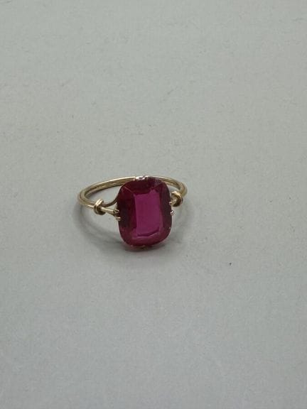 Ring aus 750er Gelbgold, besetzt mit einem synthet