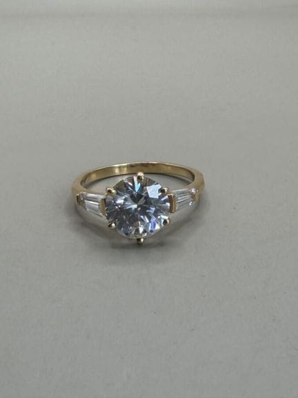 Anello in oro giallo 750 con pietre bianche, 3 g. 