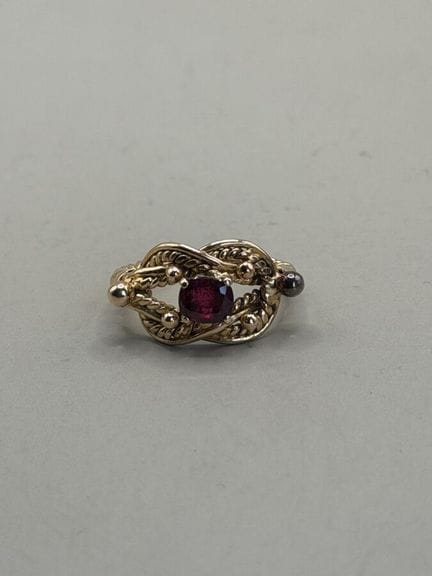 Anello in oro giallo 750, con gambo intrecciato e 