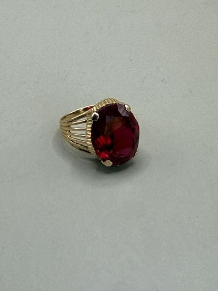 Anello in oro giallo 750 con un rubino sintetico V