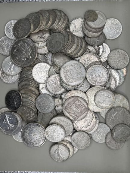 Ein Set Silbermünzen: 10 und 50-Franc-Münzen „Herk