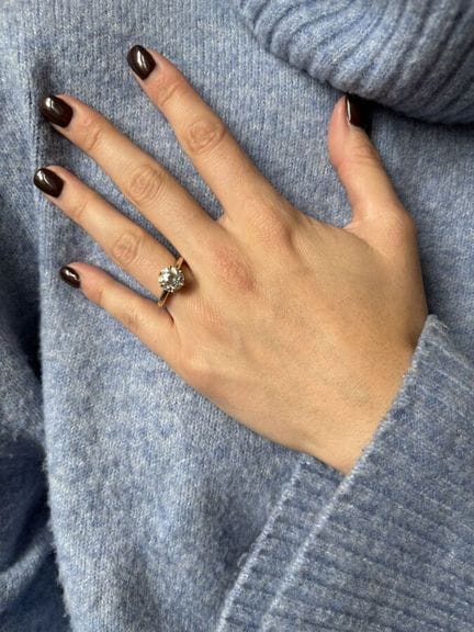 Anello in oro giallo 750 con un diamante solitario