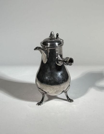 Madrid, 1798
Silberne Kanne, die auf drei Löwenpfo