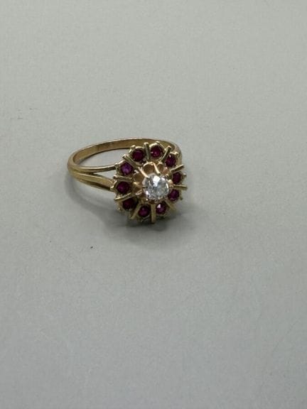 Anello in oro giallo 750 con un diamante centrale 