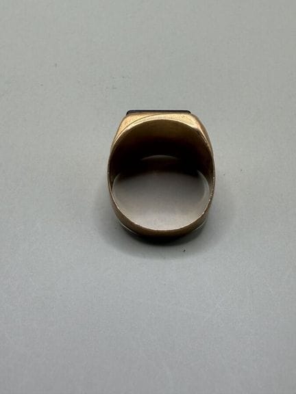 Anello con sigillo in oro giallo 750 e onice, 8,7 