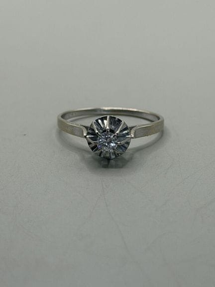 Anello in oro bianco 750, con un diamante a taglio