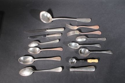 Set aus zusammengewürfelten Besteckteilen aus vers