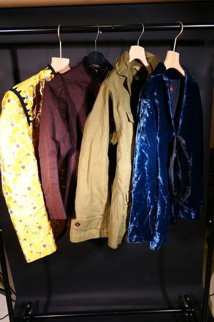 四件夹克套装：
- 蓝色天鹅绒夹克
- Velasco品牌黄金色夹克，尺码40
- 卡其色军装风格毛