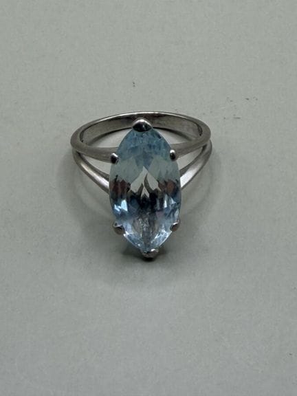 Anello in oro bianco 750 con un'acquamarina taglio