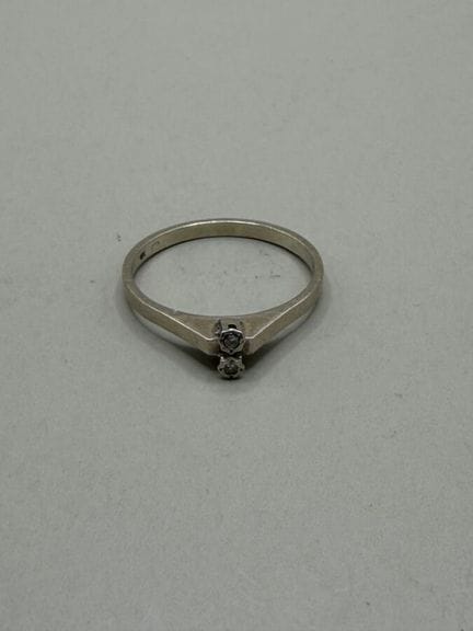 Anello in oro bianco con due piccoli diamanti da 2