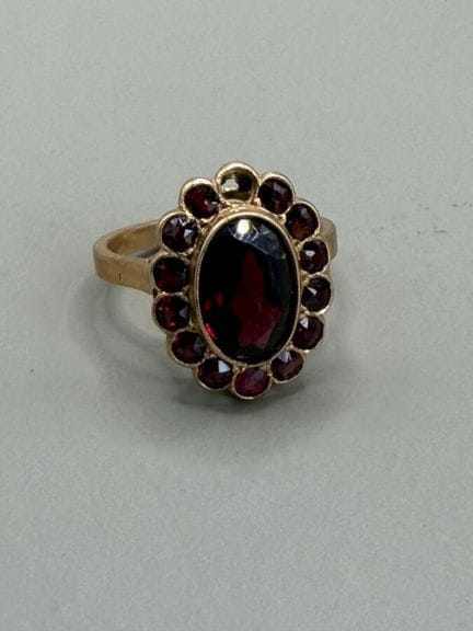Anello in oro giallo 750 con granati incastonati, 