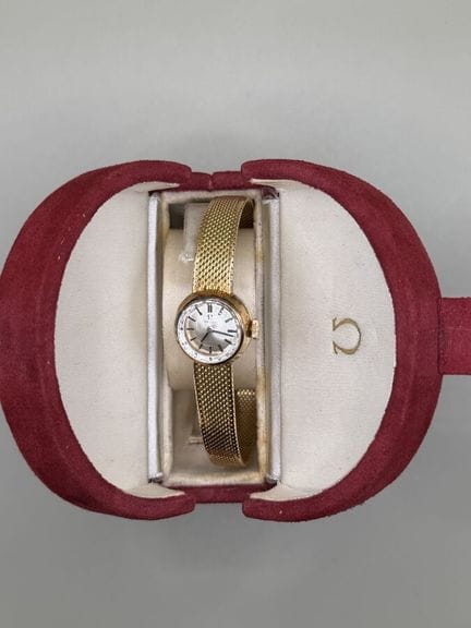 欧米茄（Omega），750千分之一纯度黄金女士腕表，圆形表壳，奶油色表盘，棒形时标，机械机芯已锁定