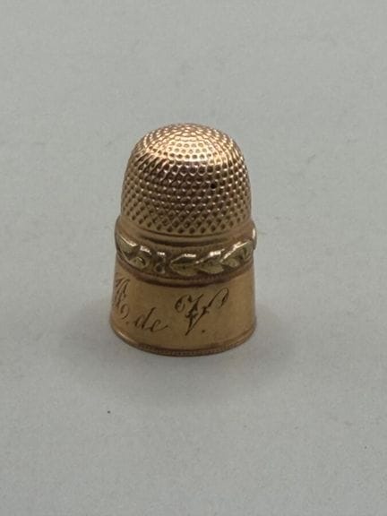 Fingerhut aus 750er Gelbgold mit Blattwerkverzieru