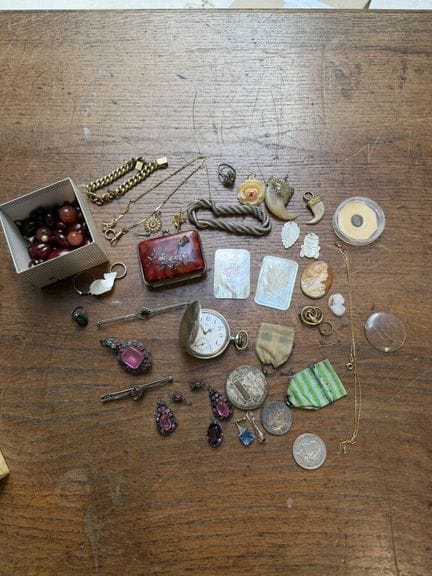 Modeschmuck-Set: Broschen, Halsketten, Ohrringe, M