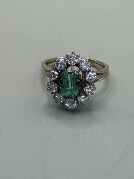 Anello in oro 750 con incastonata una smeraldo ret