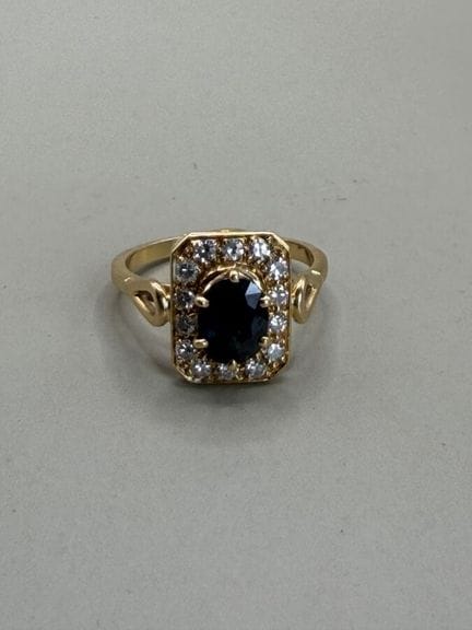 Anello in oro giallo 750, con un zaffiro ovale cen