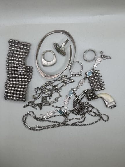 Set di gioielli in argento: bracciali, anelli, col