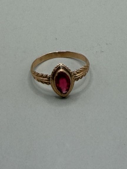 Anello in oro giallo 750, con incastonata una piet