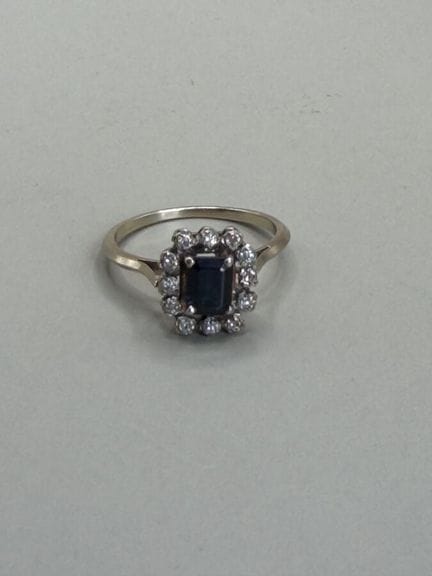 Anello in oro bianco 750 con un zaffiro rettangola