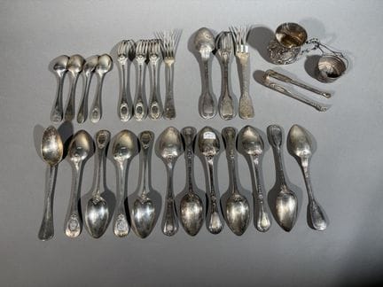 Besteckset und kleine Formteile aus Silber der Ser
