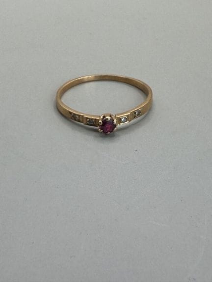 Anello in oro giallo 750 con un rubino rotondo inc