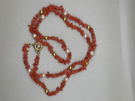 Collana lunga in corallo rosso impreziosita da per