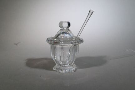 Baccarat, Senfglas aus geformtem Kristall mit dazu