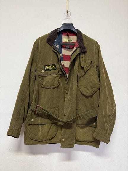BARBOUR “史蒂夫·麦奎因系列”帆布夹克，附腰带
尺码 46
（有磨损）
