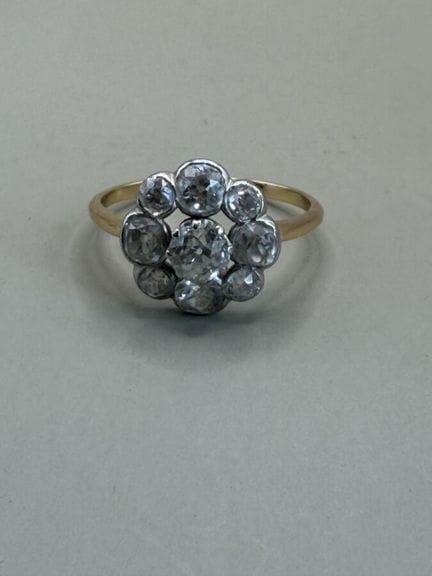 Margeritenring aus 750er Gelbgold, besetzt mit Dia