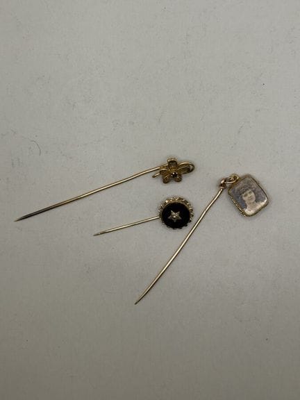 Zwei Anstecknadeln aus 750er Gelbgold mit Blumenmo