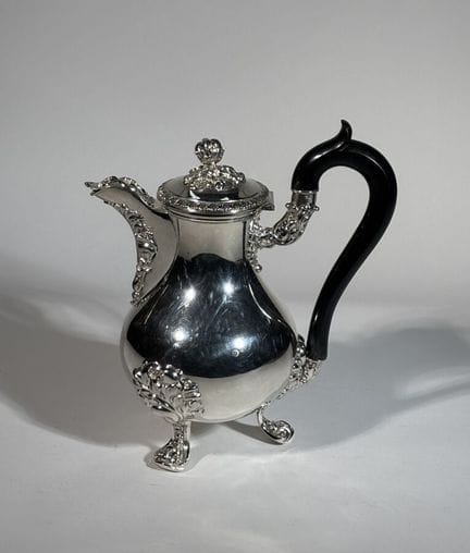 Dreifuß-Kaffeekanne aus 950er Silber „Minerve“.
Re