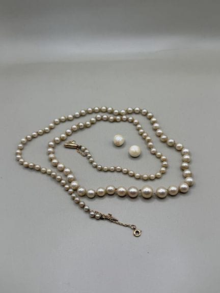 Collana composta da 107 perle coltivate disposte a