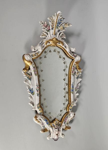 Miroir de forme violonée en porcelaine émaillée po