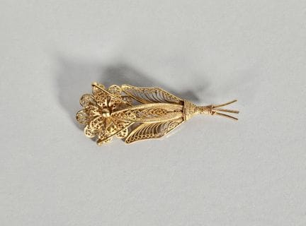 Filigran gearbeitete Blumenbrosche aus 18 Karat Ge