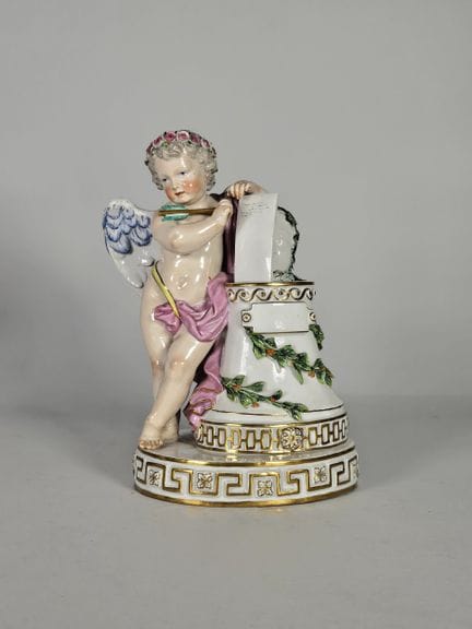 MEISSEN
L'Amour écrivant. 
Sujet en porcelaine éma