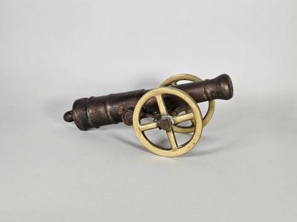Petit canon en bronze, à bourrelets de renfort, à 
