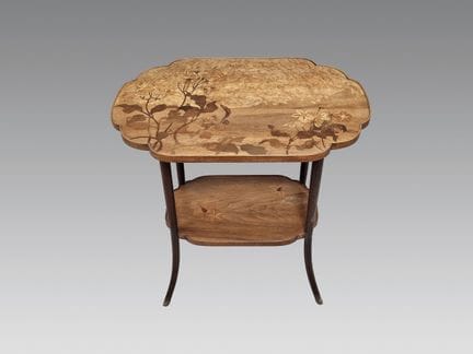 GALLE
Tavolino da tè in legno con intarsio floreal