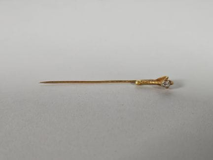 Krawattennadel in Form einer Voliere aus 18 Karat 